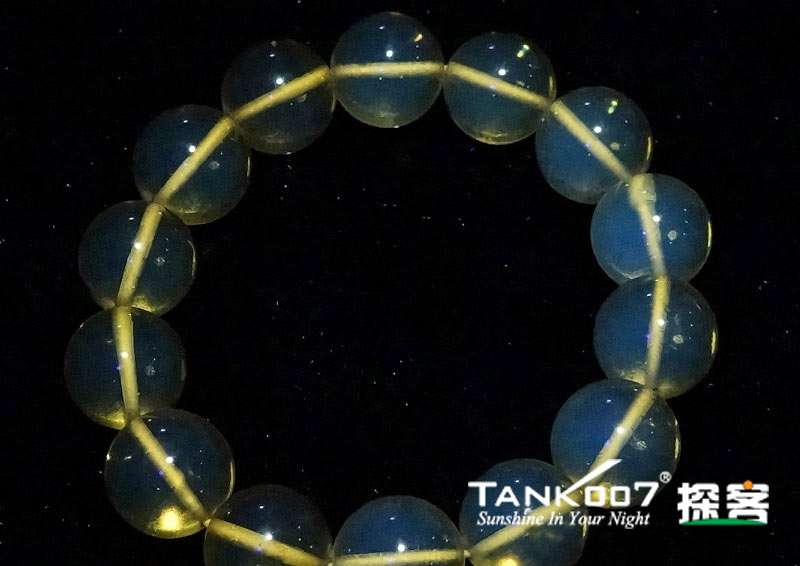 網上用紫光手電鑒定琥珀的帖子這么多，哪個是真假？