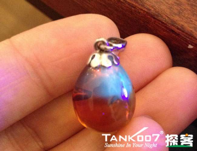 網上用紫光手電鑒定琥珀的帖子這么多，哪個是真假？